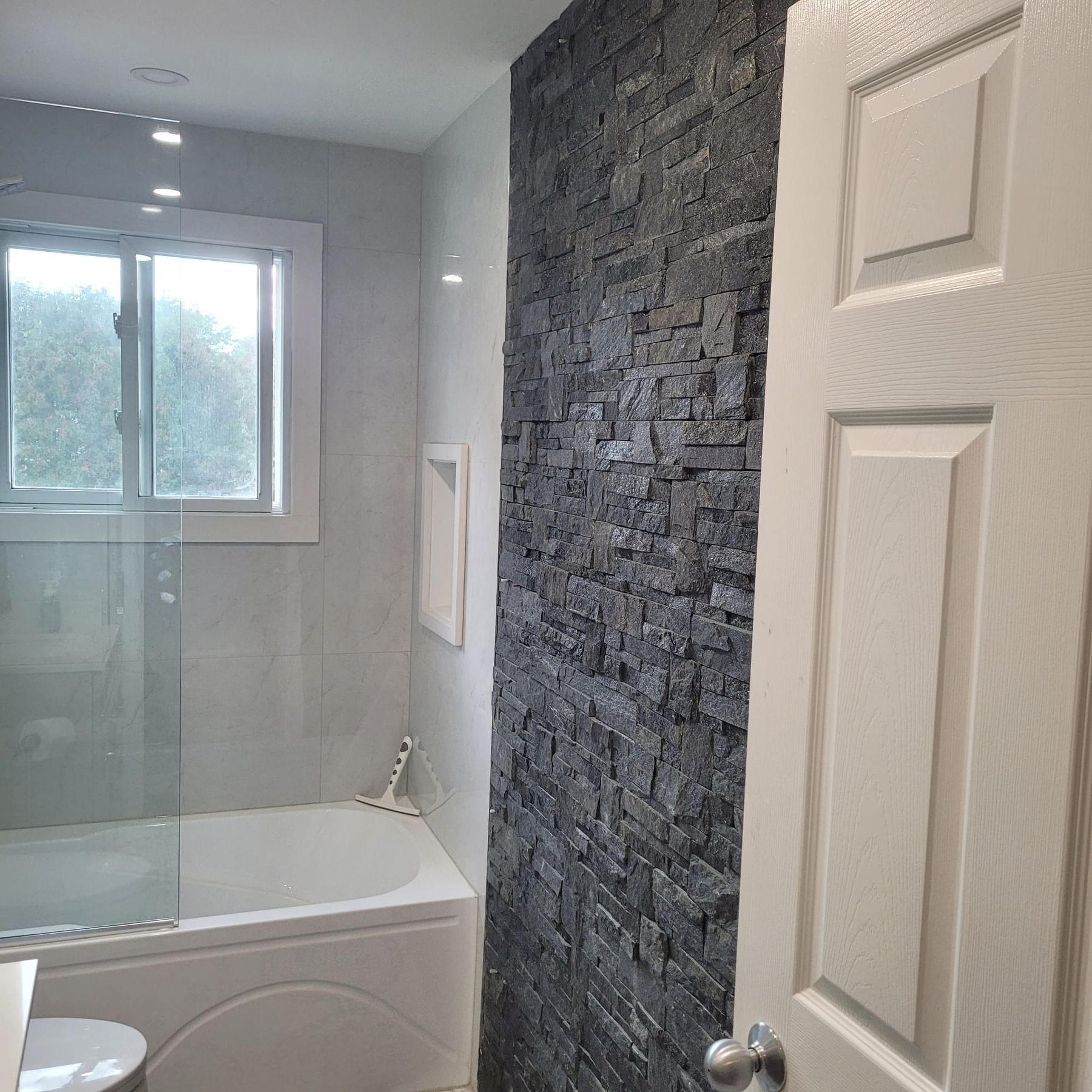 Ensuite Renovation by PG Pro Construction, Bolton, ON